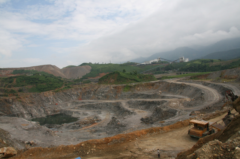 Bốc xúc đất đá tại Chi nhánh Mỏ tuyển đồng Sin Quyền, Lào Cai - Vimico